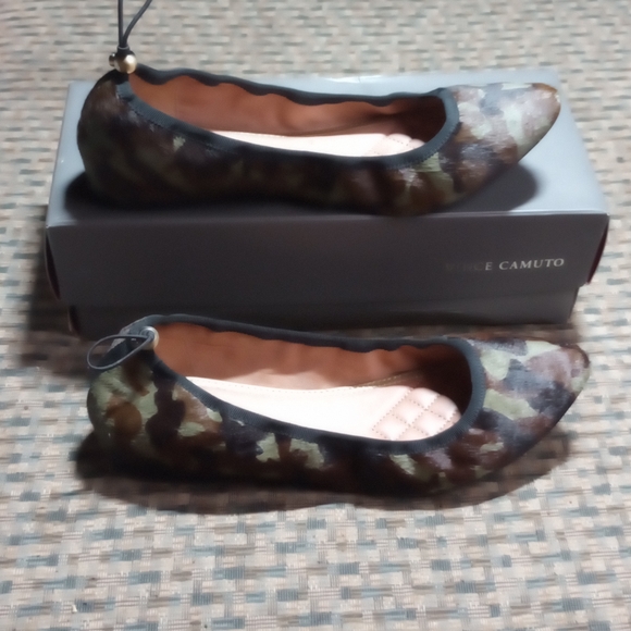 Vince Camuto Green and Brown Camouflage Flats - Picture 5 of 12